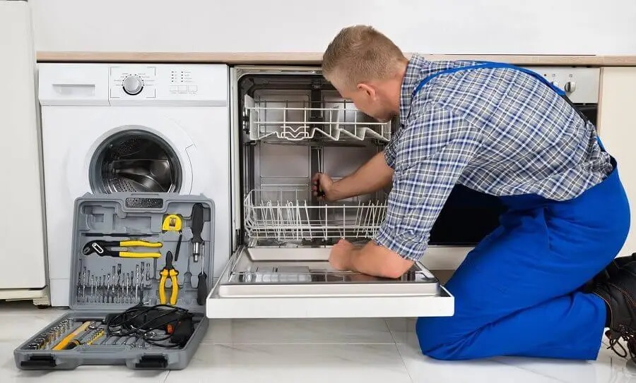Keçiören Maytag servisi teknisyen ekibi beyaz eşya tamiri yaparken
